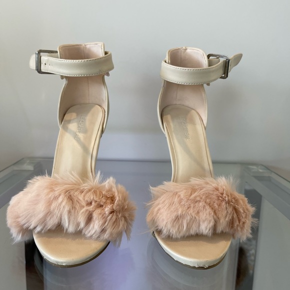 🌷 LE CHÂTEAU 🌷 faux fur pink sandals - Picture 2 of 5